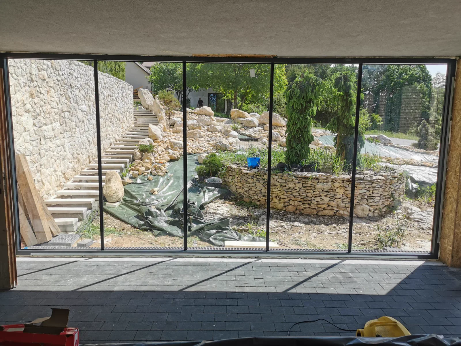Große Glasschiebetüren mit Blick in einen Garten
